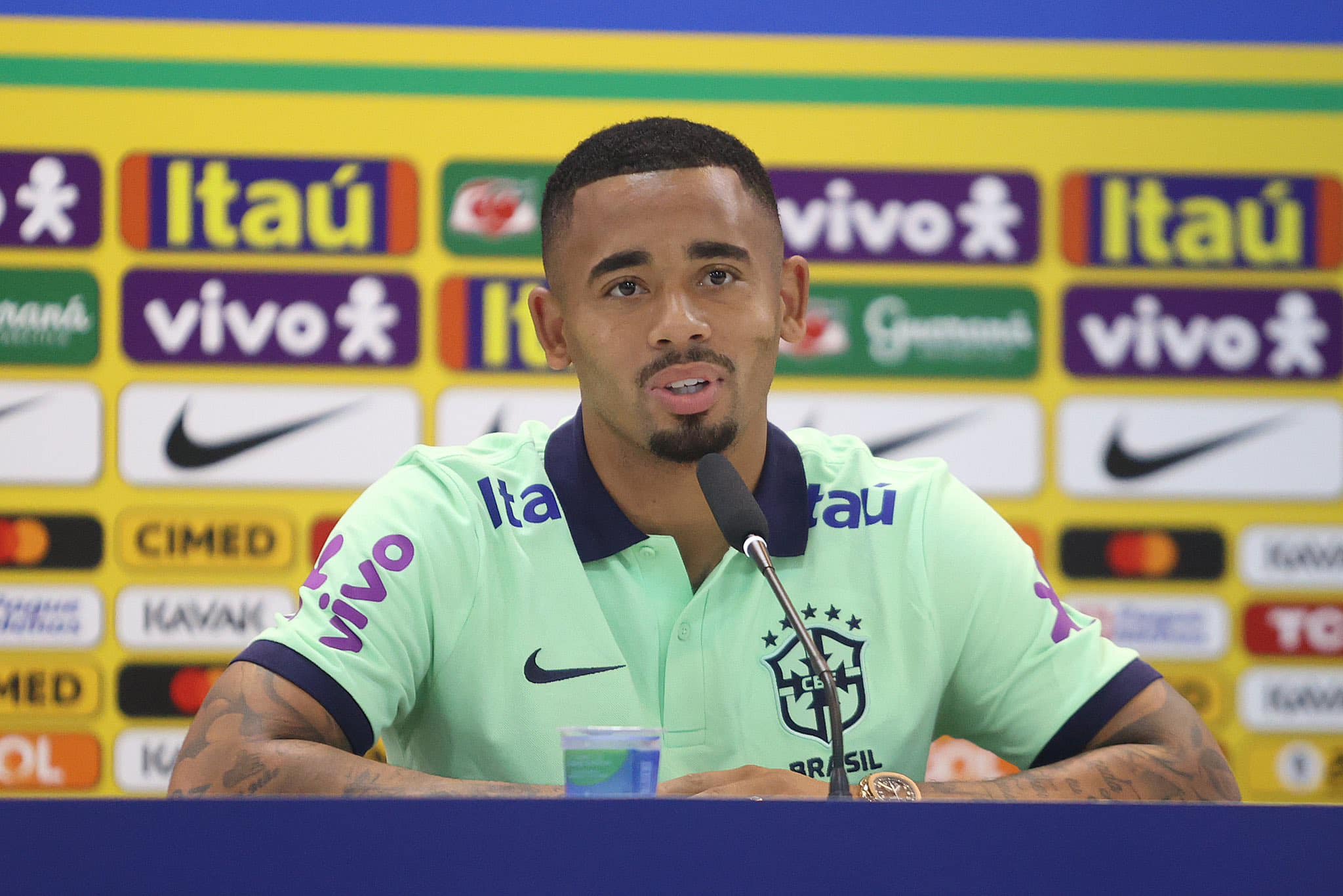 Gabriel Jesus hạnh phúc khi đá dạt cánh