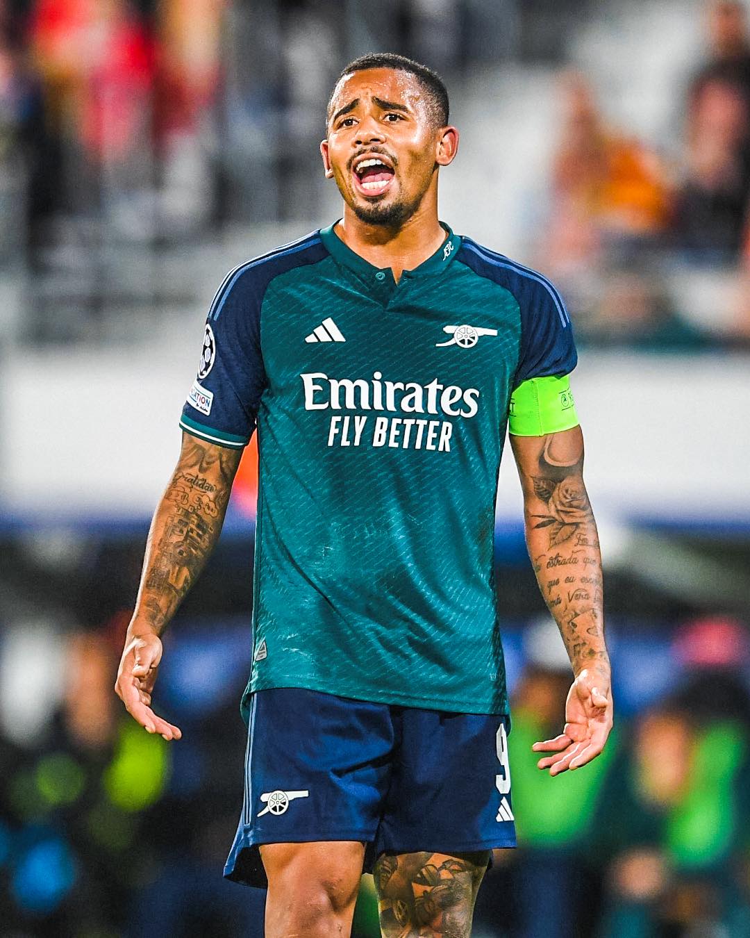 Gabriel Jesus hạnh phúc khi đá dạt cánh