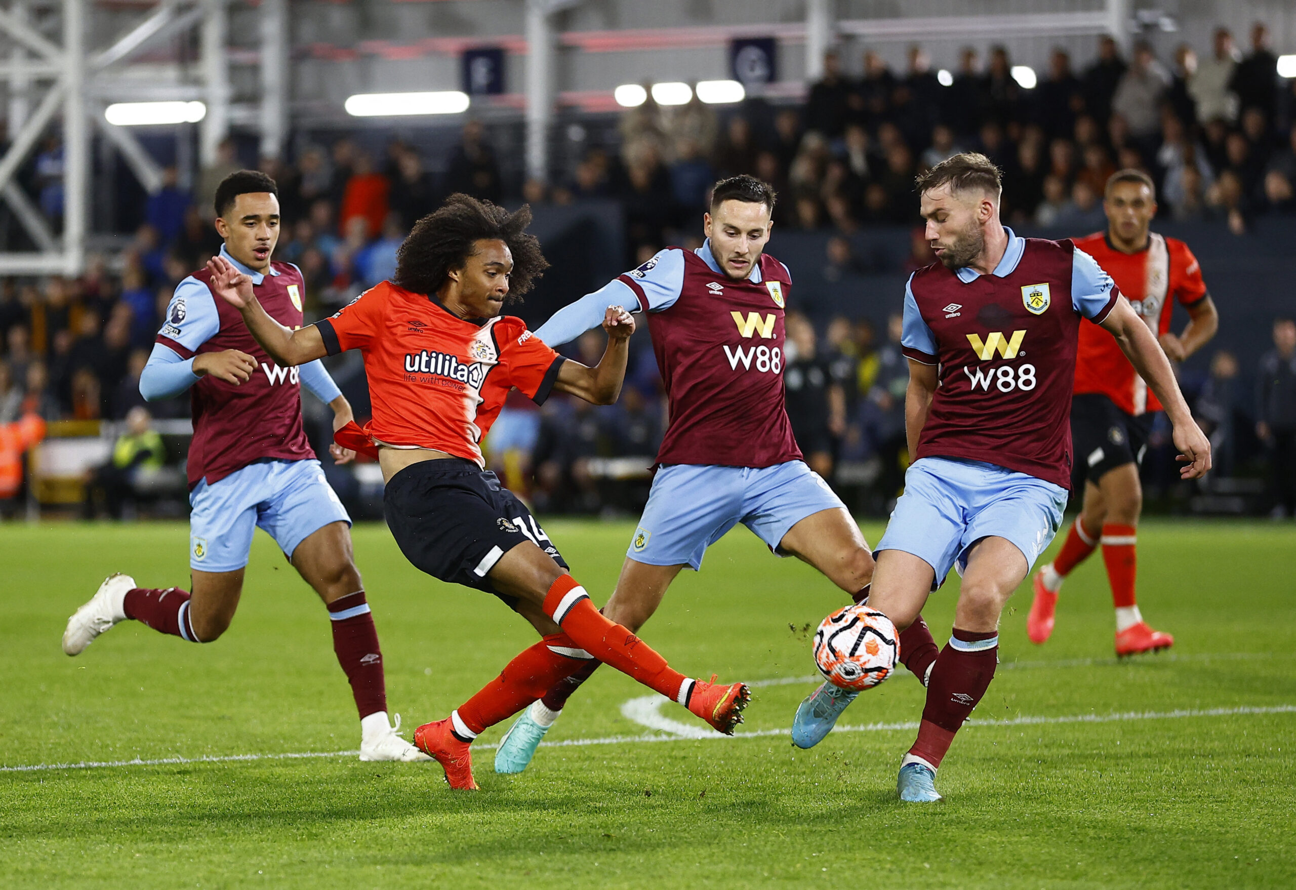 Nhận định soi kèo Luton Town vs Burnley vào 02h00 ngày 13/8/2024
